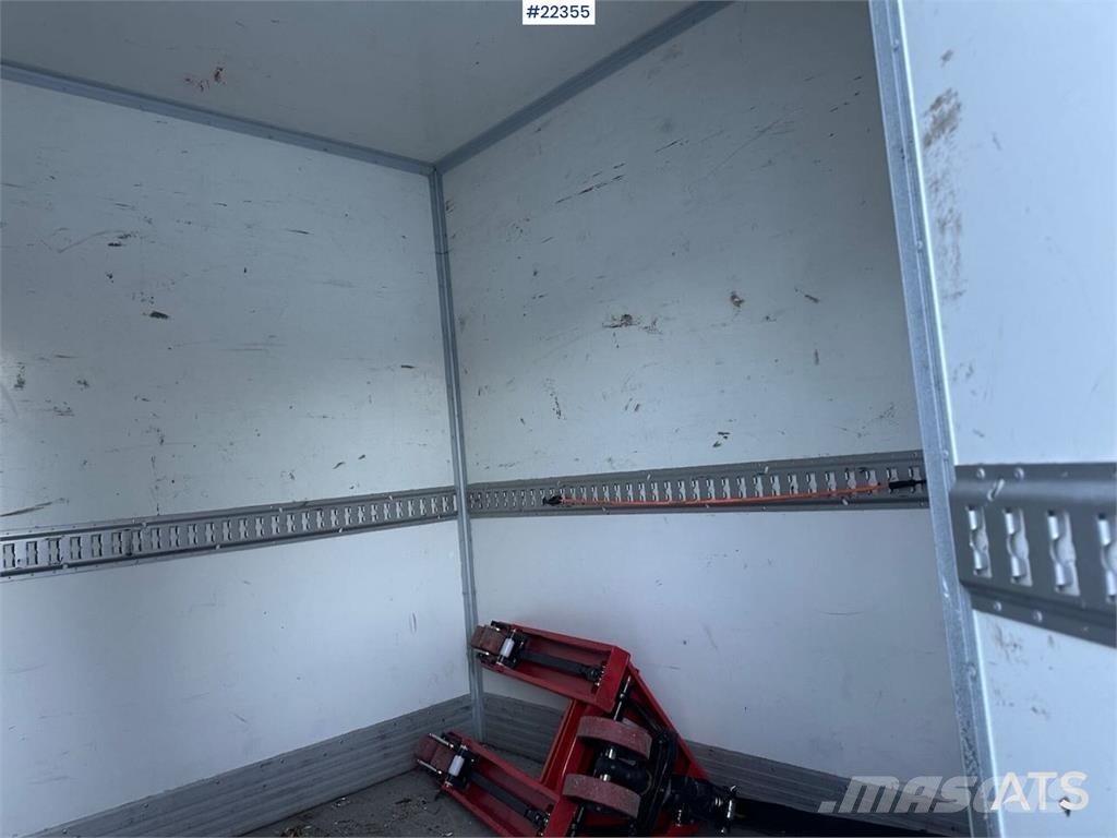 Iveco Daily box truck w/ lift and 2 sets of tires – Will Fast kasse