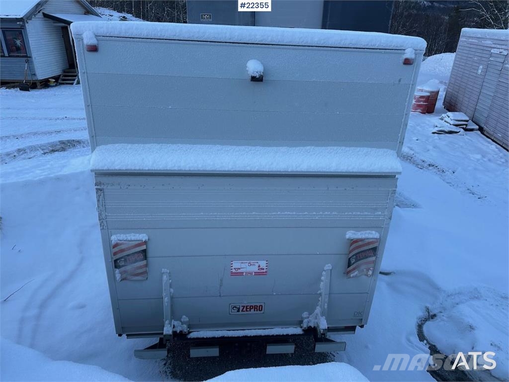 Iveco Daily box truck w/ lift and 2 sets of tires – Will Fast kasse