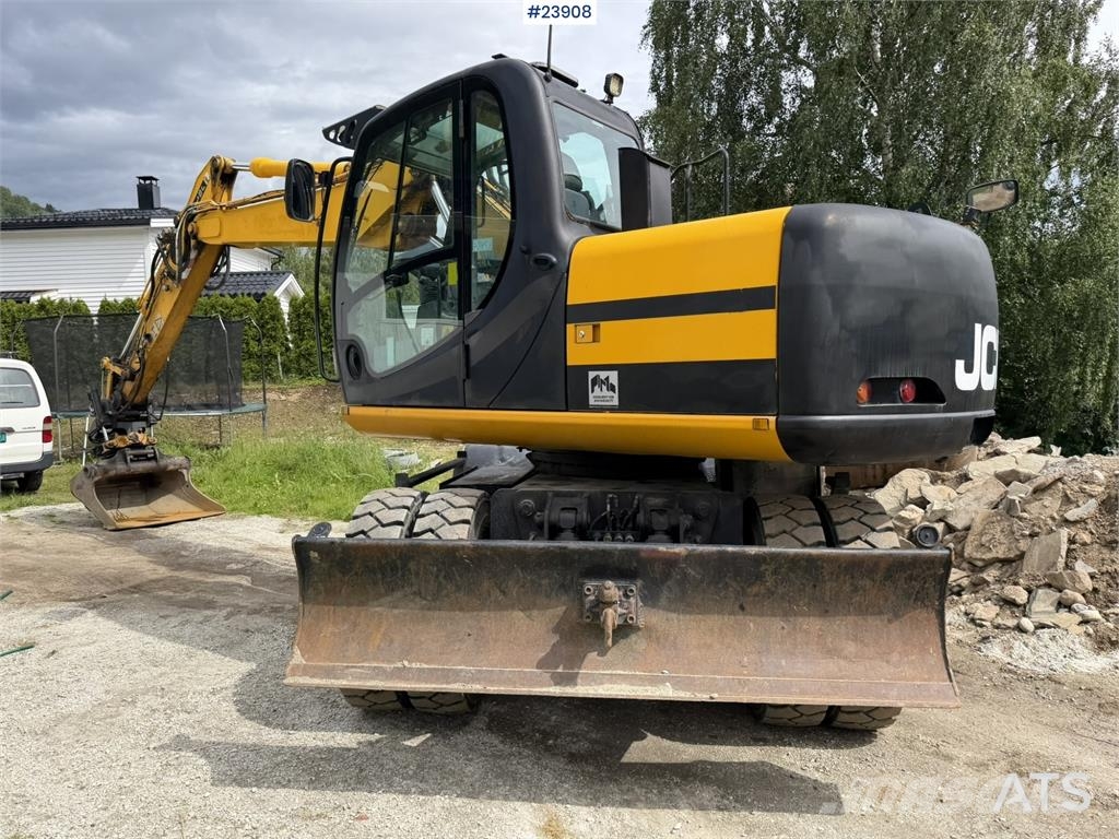 JCB JS145W wheeled machine with a cleaning bucket and  Excavadoras de ruedas