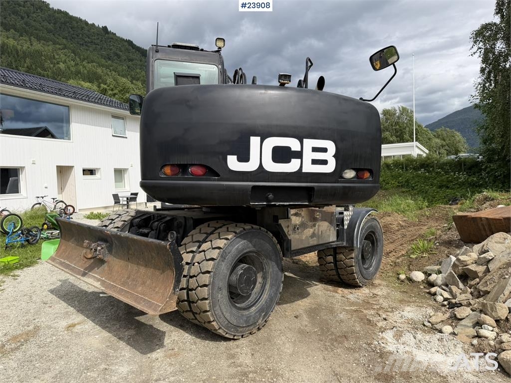 JCB JS145W wheeled machine with a cleaning bucket and  Excavadoras de ruedas