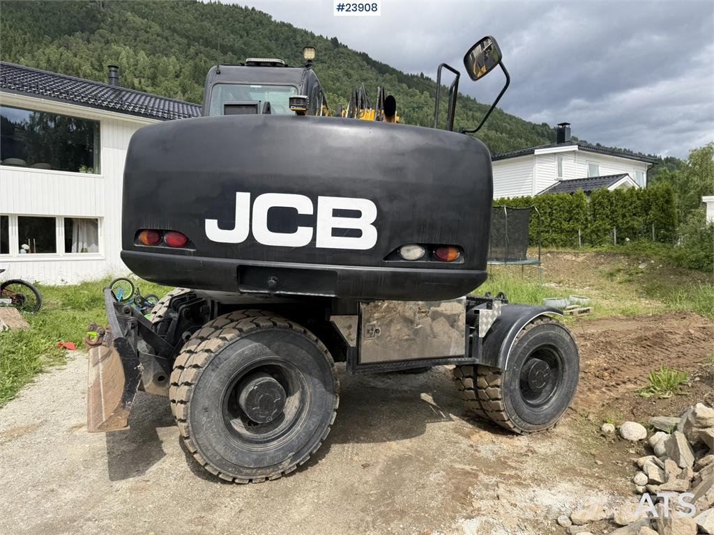 JCB JS145W wheeled machine with a cleaning bucket and  Excavadoras de ruedas