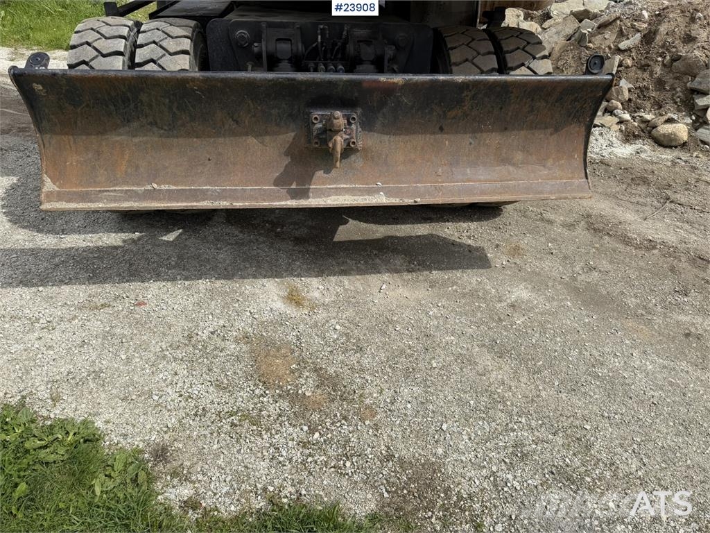 JCB JS145W wheeled machine with a cleaning bucket and  Excavadoras de ruedas