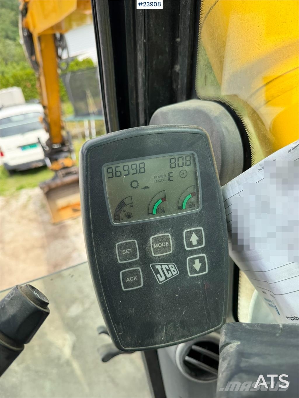JCB JS145W wheeled machine with a cleaning bucket and  Excavadoras de ruedas