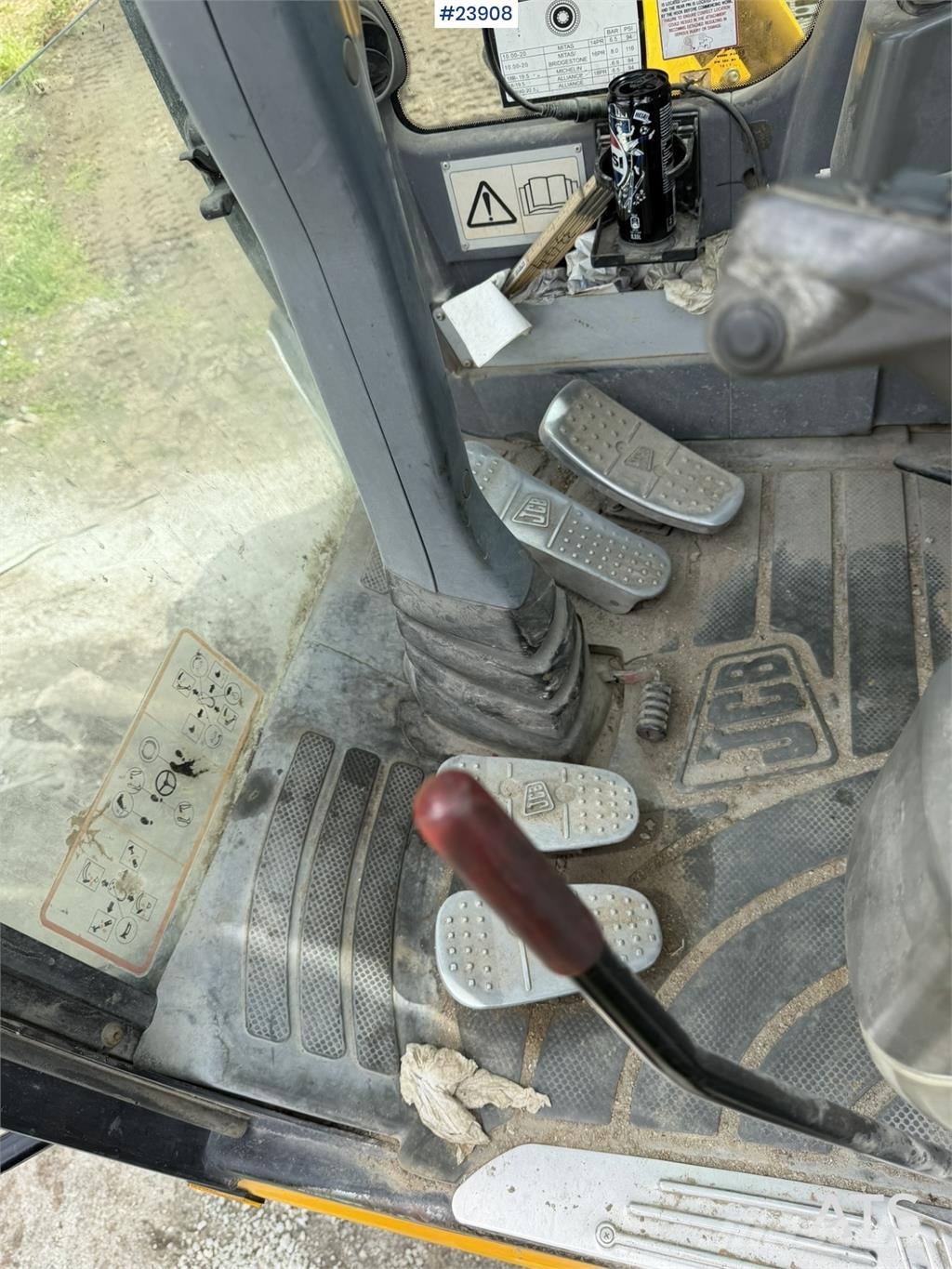 JCB JS145W wheeled machine with a cleaning bucket and  Excavadoras de ruedas