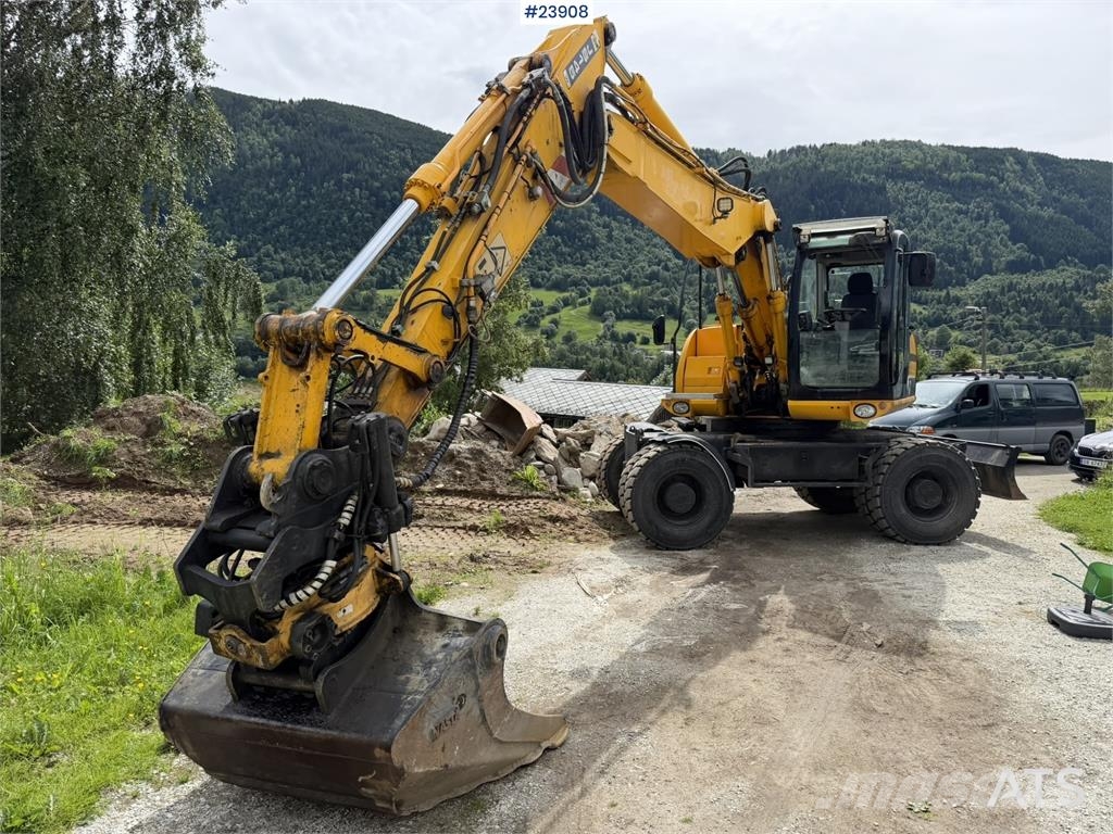 JCB JS145W wheeled machine with a cleaning bucket and  Excavadoras de ruedas
