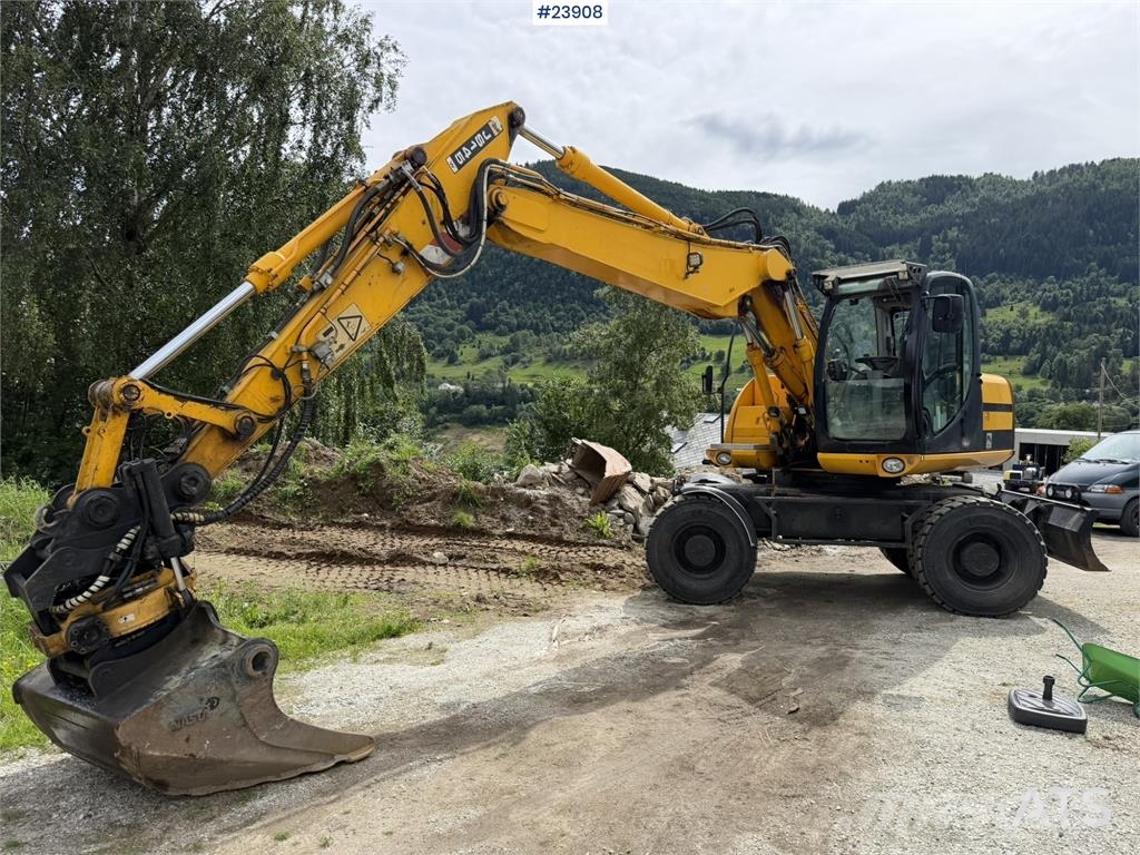 JCB JS145W wheeled machine with a cleaning bucket and  Excavadoras de ruedas