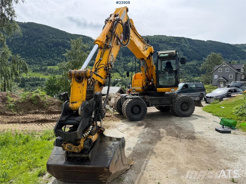 JCB JS145W wheeled machine with a cleaning bucket and  Excavadoras de ruedas