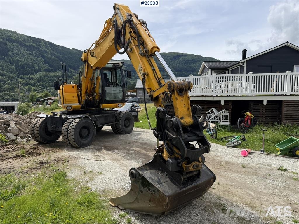 JCB JS145W wheeled machine with a cleaning bucket and  Excavadoras de ruedas