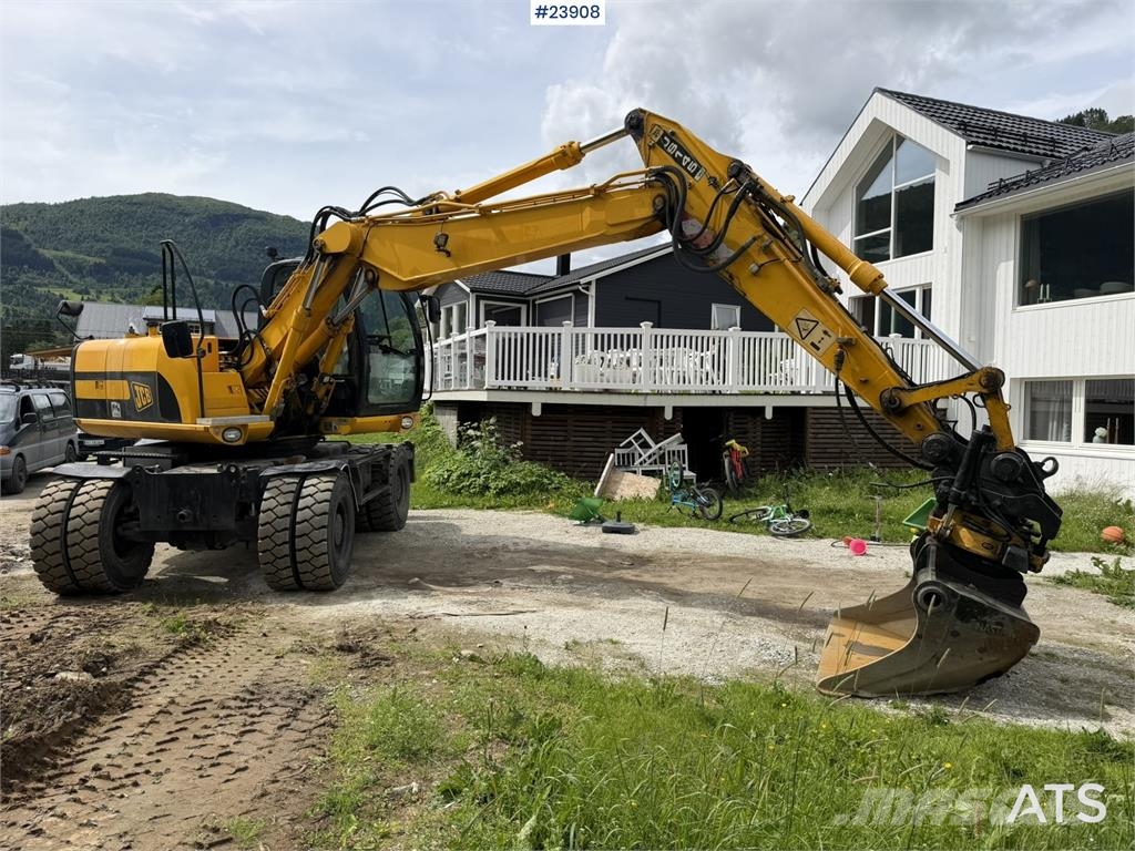 JCB JS145W wheeled machine with a cleaning bucket and  Excavadoras de ruedas