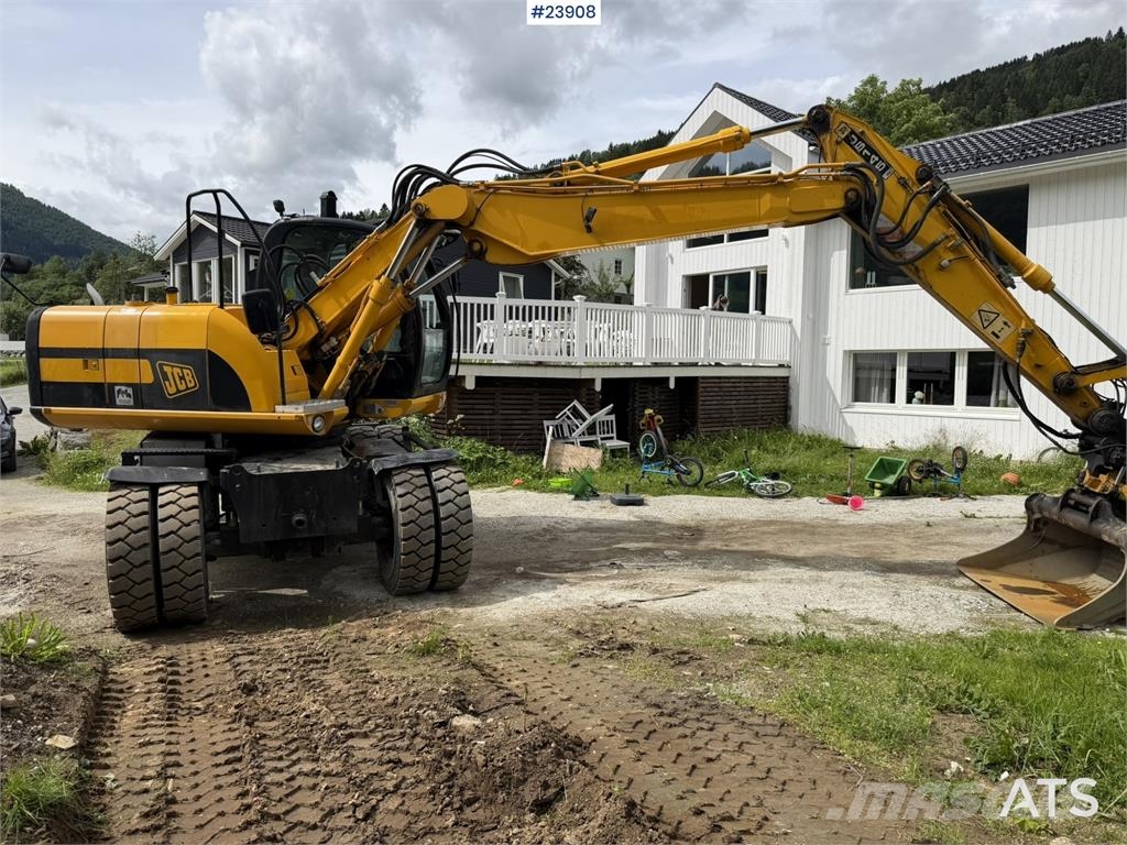 JCB JS145W wheeled machine with a cleaning bucket and  Excavadoras de ruedas