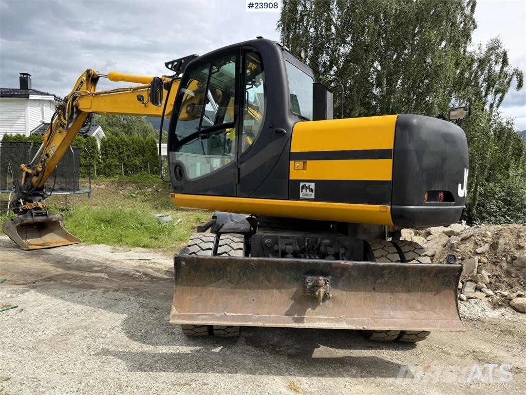 JCB JS145W wheeled machine with a cleaning bucket and  Excavadoras de ruedas