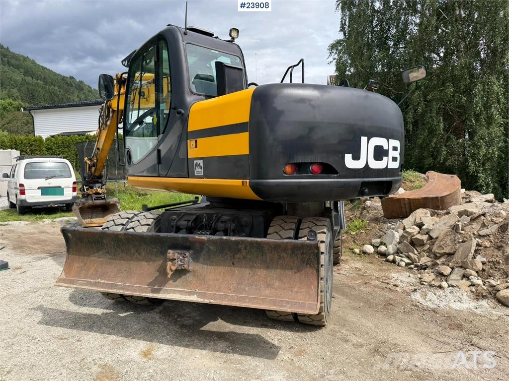 JCB JS145W wheeled machine with a cleaning bucket and  Excavadoras de ruedas