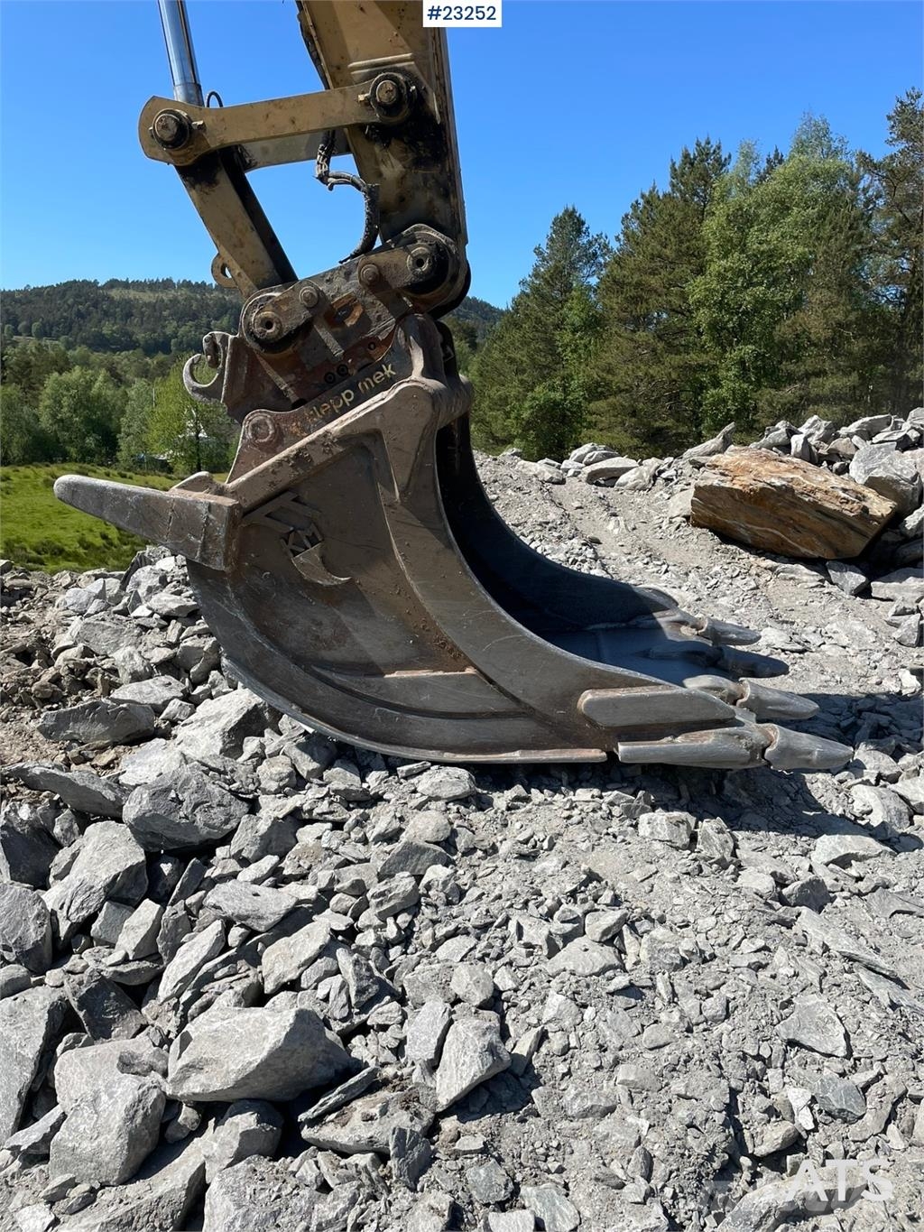 Klepp tooth bucket with S70 attachment and 1500 liters Lopaty