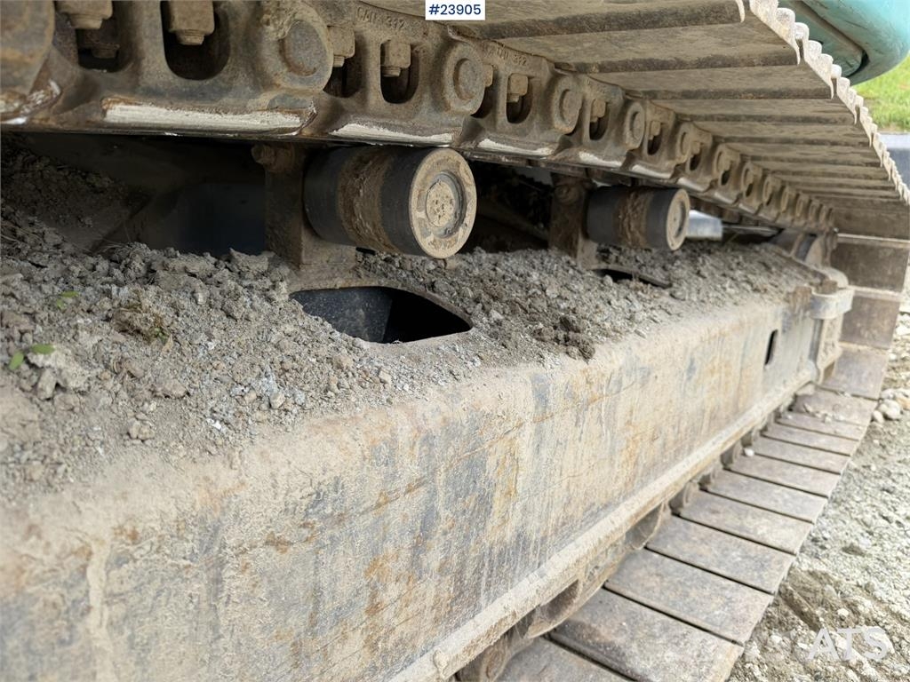 Kobelco Sk140SRLC-3 excavator equipped with a tooth bucket Rupsgraafmachines