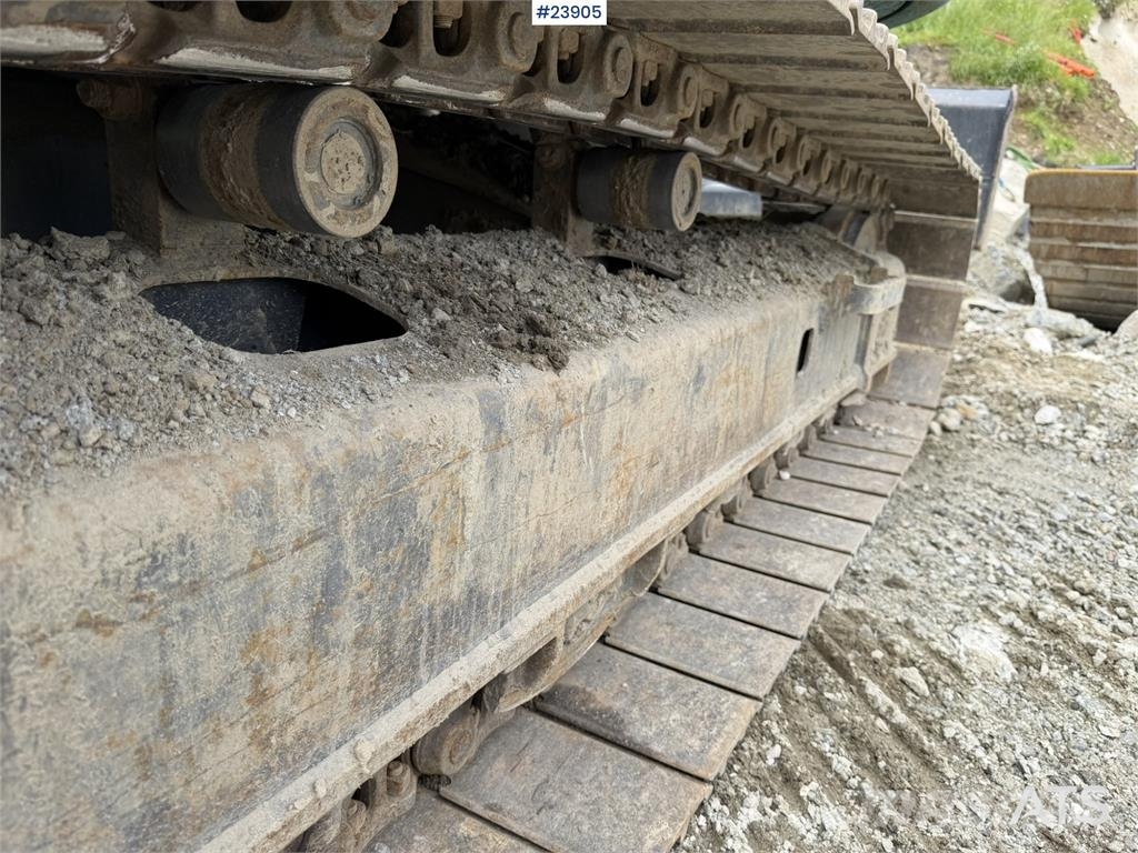 Kobelco Sk140SRLC-3 excavator equipped with a tooth bucket Rupsgraafmachines