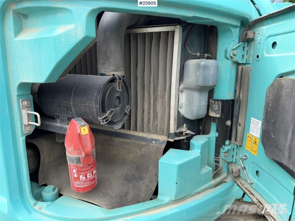 Kobelco Sk140SRLC-3 excavator equipped with a tooth bucket Rupsgraafmachines