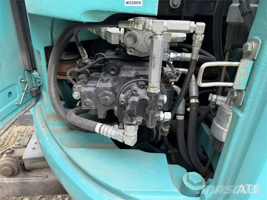 Kobelco Sk140SRLC-3 excavator equipped with a tooth bucket Rupsgraafmachines