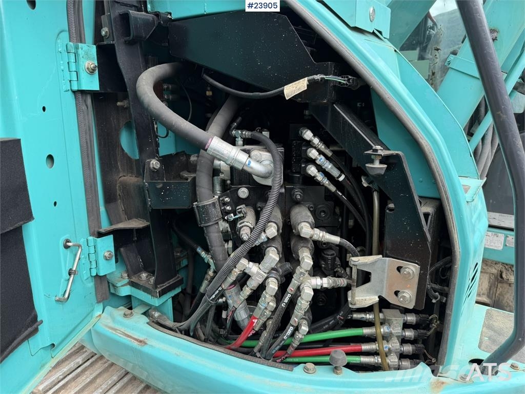 Kobelco Sk140SRLC-3 excavator equipped with a tooth bucket Rupsgraafmachines