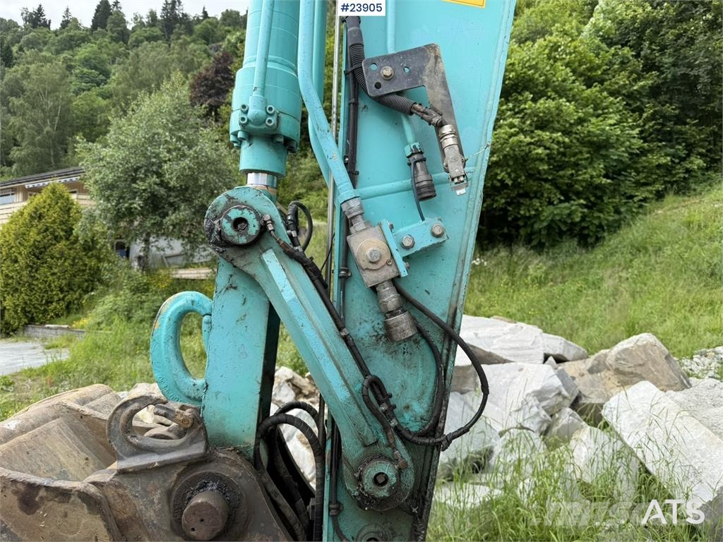 Kobelco Sk140SRLC-3 excavator equipped with a tooth bucket Rupsgraafmachines