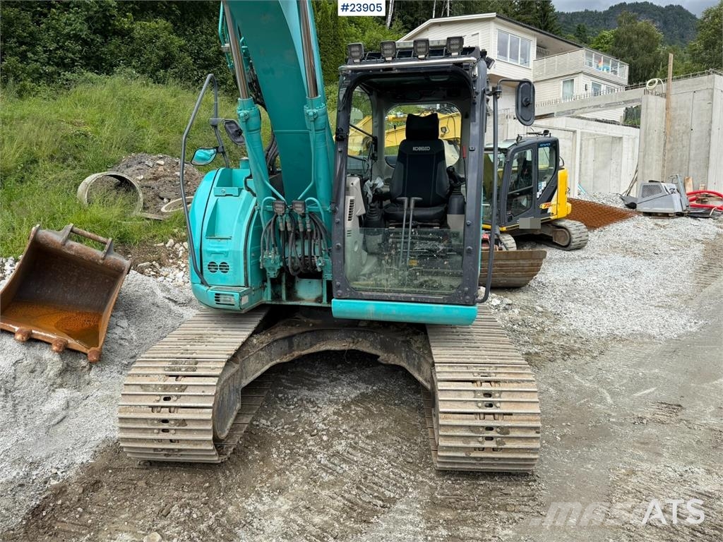 Kobelco Sk140SRLC-3 excavator equipped with a tooth bucket Rupsgraafmachines