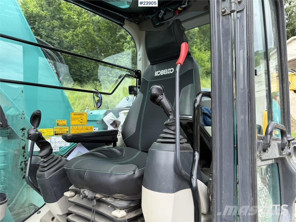 Kobelco Sk140SRLC-3 excavator equipped with a tooth bucket Rupsgraafmachines
