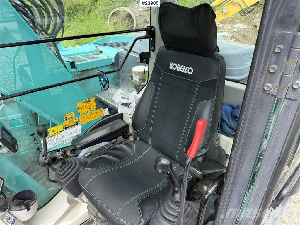 Kobelco Sk140SRLC-3 excavator equipped with a tooth bucket Rupsgraafmachines
