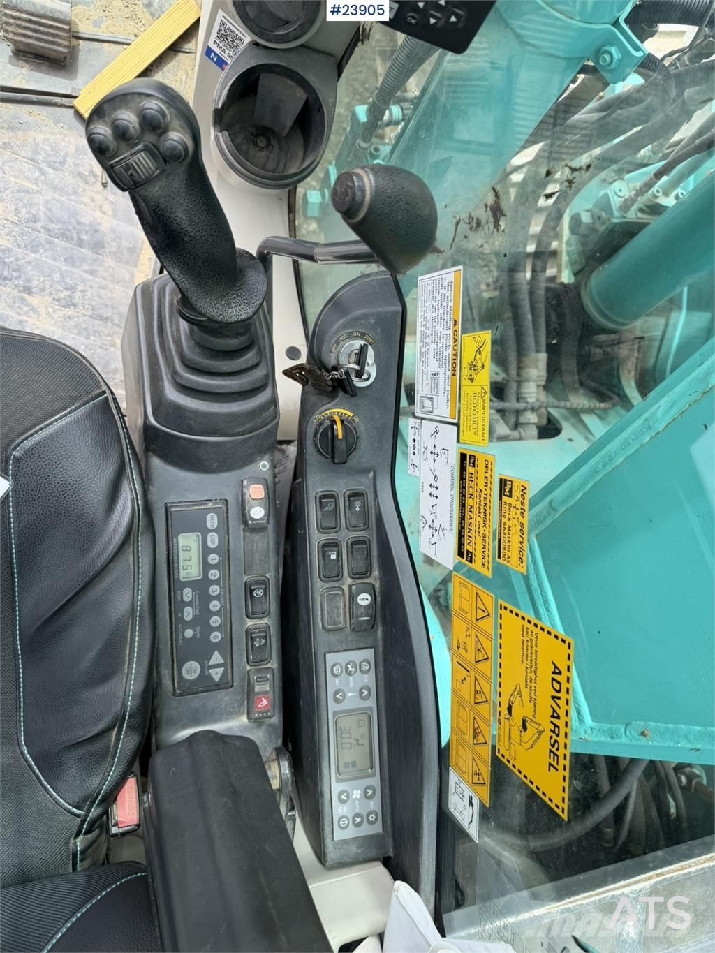 Kobelco Sk140SRLC-3 excavator equipped with a tooth bucket Rupsgraafmachines