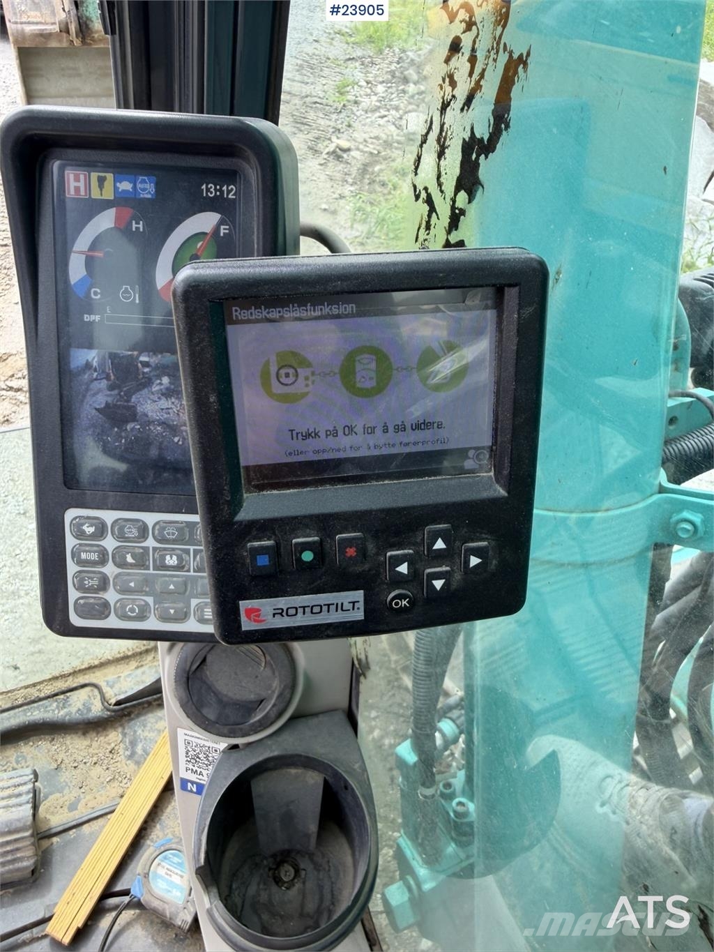 Kobelco Sk140SRLC-3 excavator equipped with a tooth bucket Rupsgraafmachines