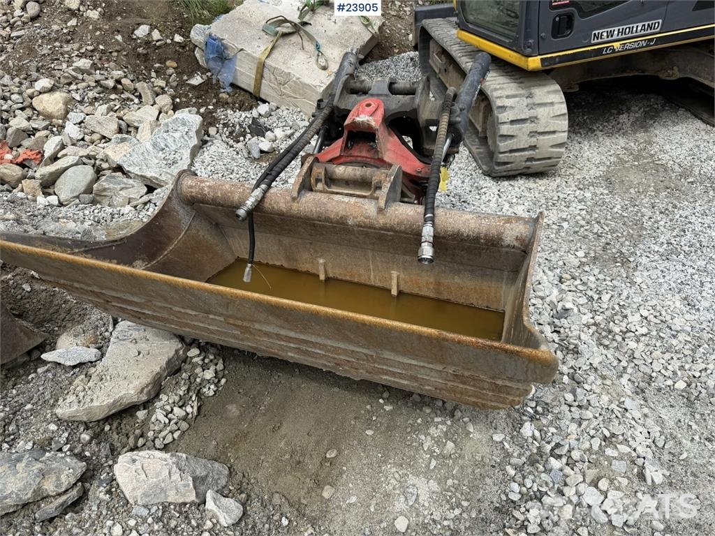 Kobelco Sk140SRLC-3 excavator equipped with a tooth bucket Rupsgraafmachines