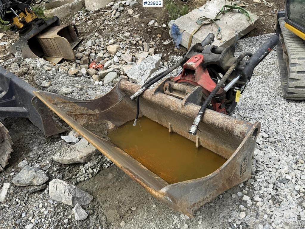 Kobelco Sk140SRLC-3 excavator equipped with a tooth bucket Rupsgraafmachines