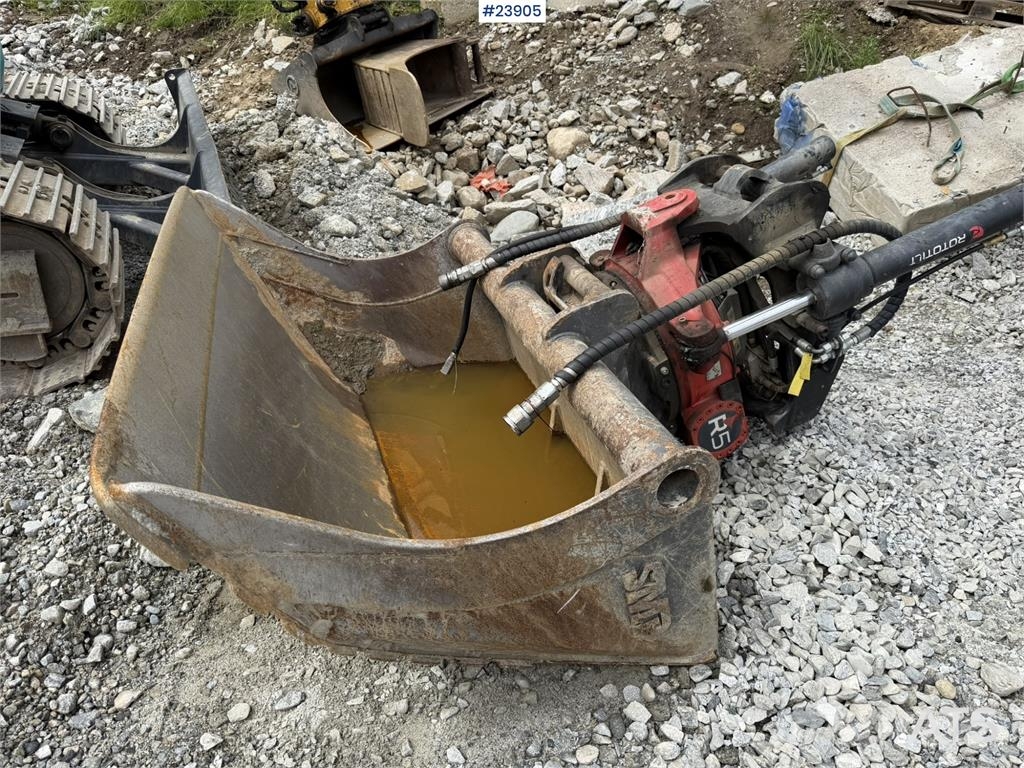 Kobelco Sk140SRLC-3 excavator equipped with a tooth bucket Rupsgraafmachines