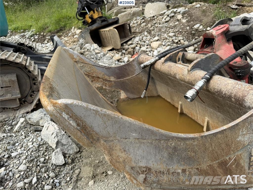 Kobelco Sk140SRLC-3 excavator equipped with a tooth bucket Rupsgraafmachines