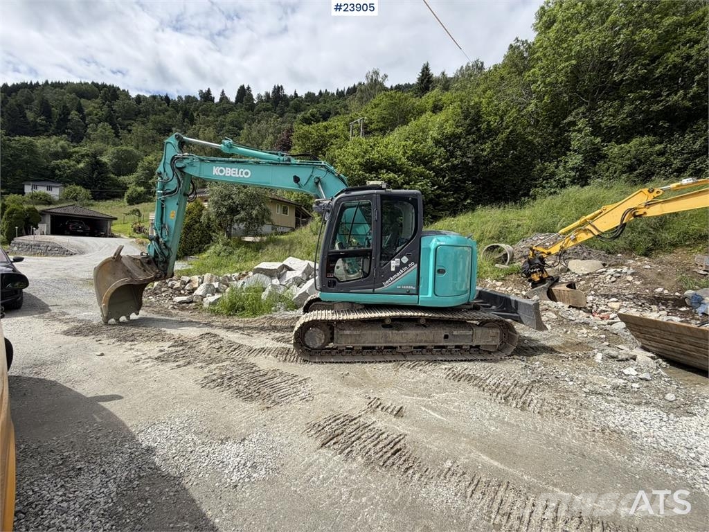 Kobelco Sk140SRLC-3 excavator equipped with a tooth bucket Rupsgraafmachines