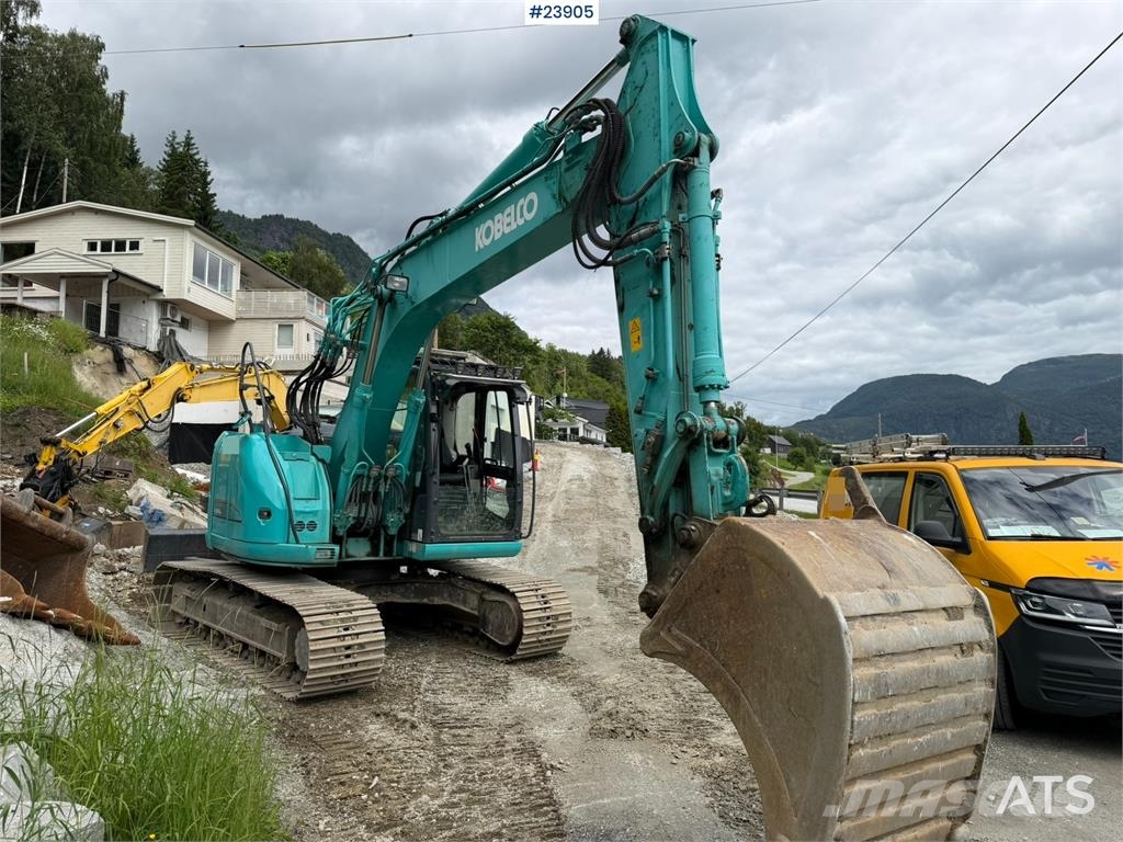 Kobelco Sk140SRLC-3 excavator equipped with a tooth bucket Rupsgraafmachines