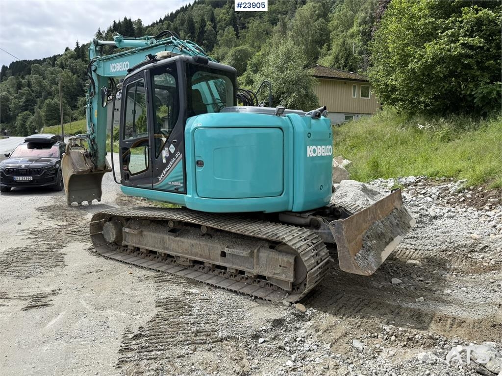 Kobelco Sk140SRLC-3 excavator equipped with a tooth bucket Rupsgraafmachines