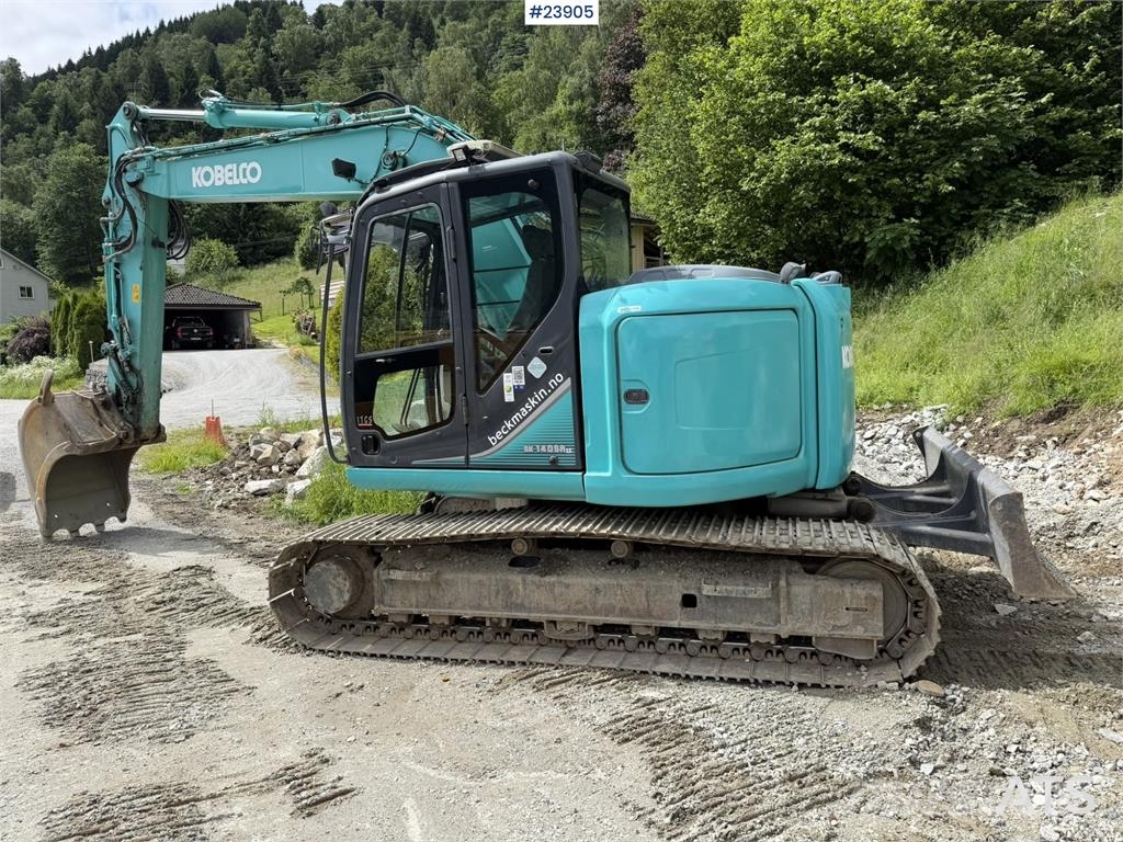 Kobelco Sk140SRLC-3 excavator equipped with a tooth bucket Rupsgraafmachines