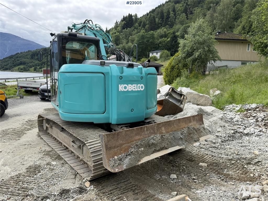 Kobelco Sk140SRLC-3 excavator equipped with a tooth bucket Rupsgraafmachines
