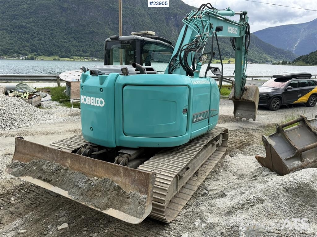 Kobelco Sk140SRLC-3 excavator equipped with a tooth bucket Rupsgraafmachines