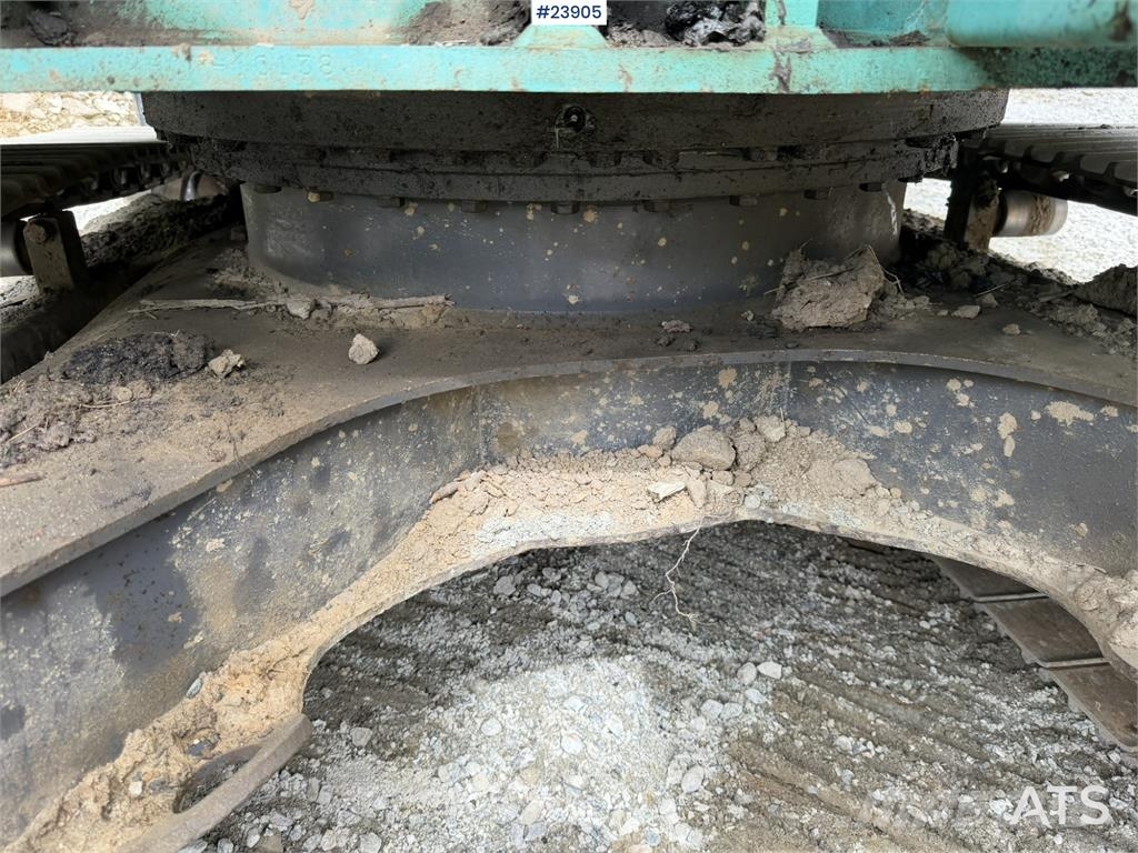 Kobelco Sk140SRLC-3 excavator equipped with a tooth bucket Rupsgraafmachines