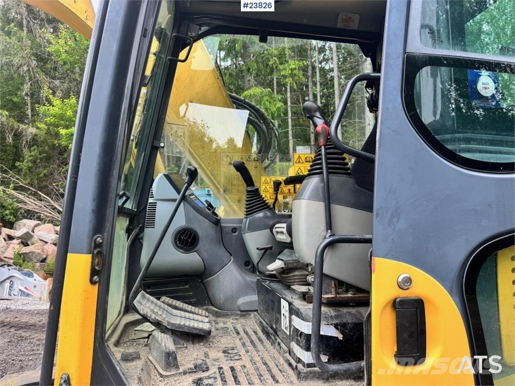 Komatsu PC138US Excavator w/ Rototilt and 3 buckets – Well حفارات زحافة