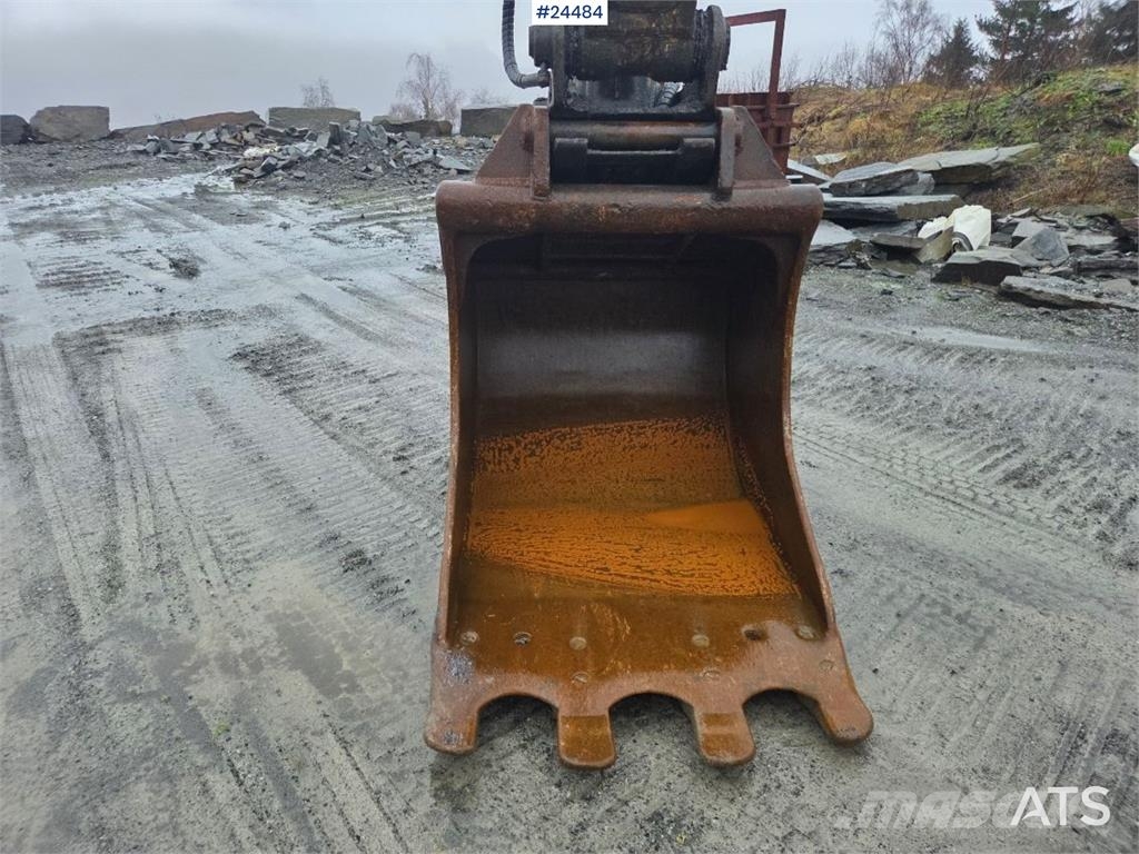 Komatsu PC210LC-11 Excavator with OilQuick quick coupler a Beltegraver