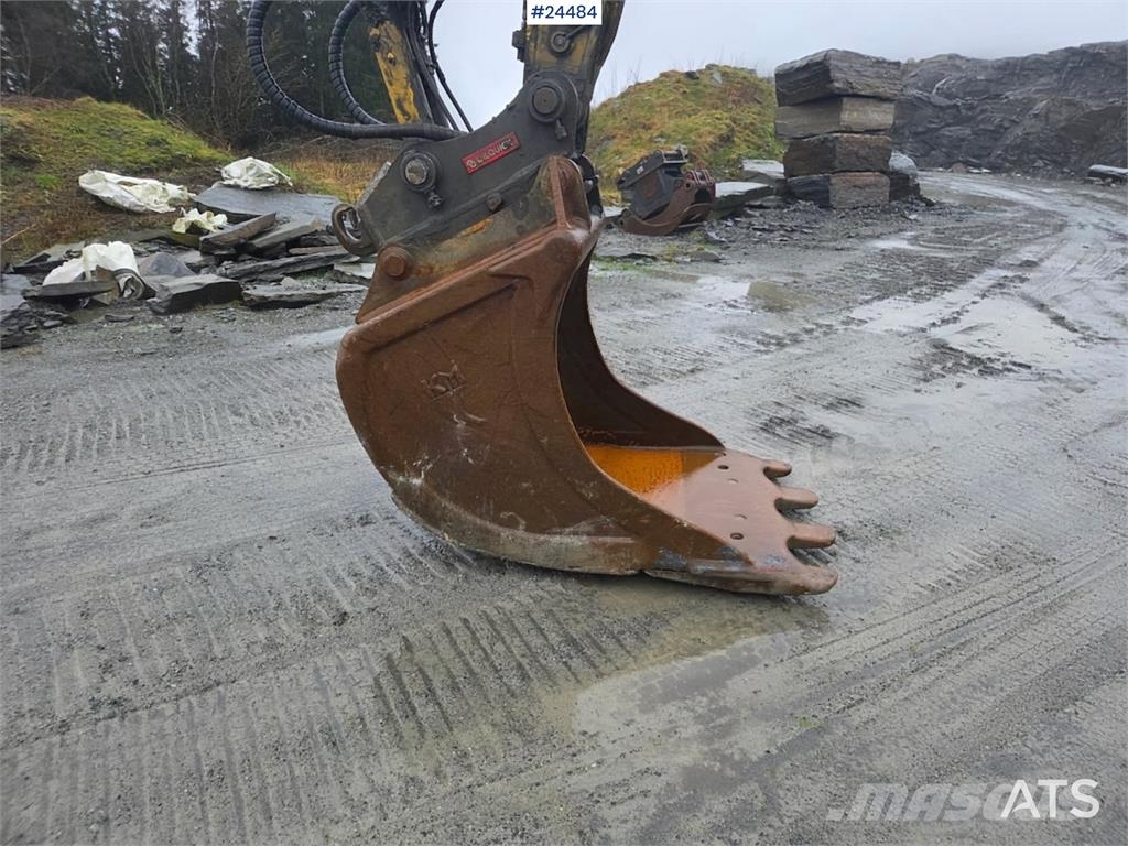 Komatsu PC210LC-11 Excavator with OilQuick quick coupler a Beltegraver
