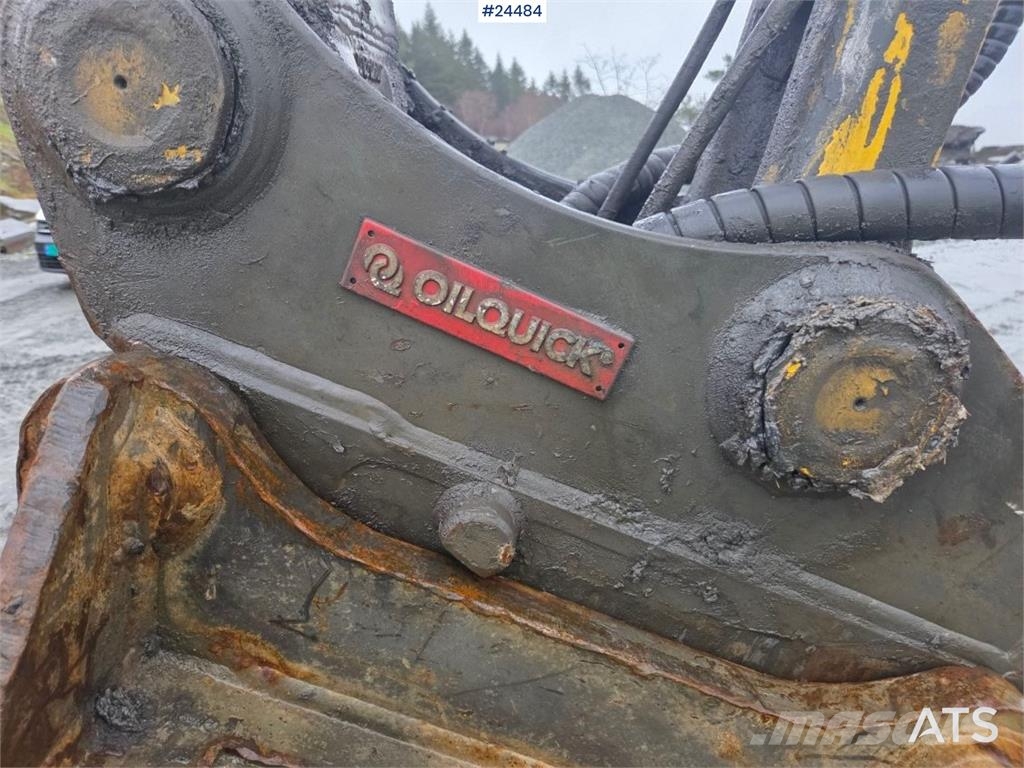 Komatsu PC210LC-11 Excavator with OilQuick quick coupler a Beltegraver
