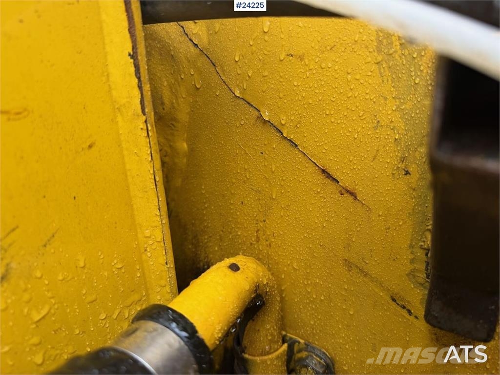 Komatsu PC240LC-7K excavator w/ 2 buckets – prepared for m Εκσκαφείς με ερπύστριες