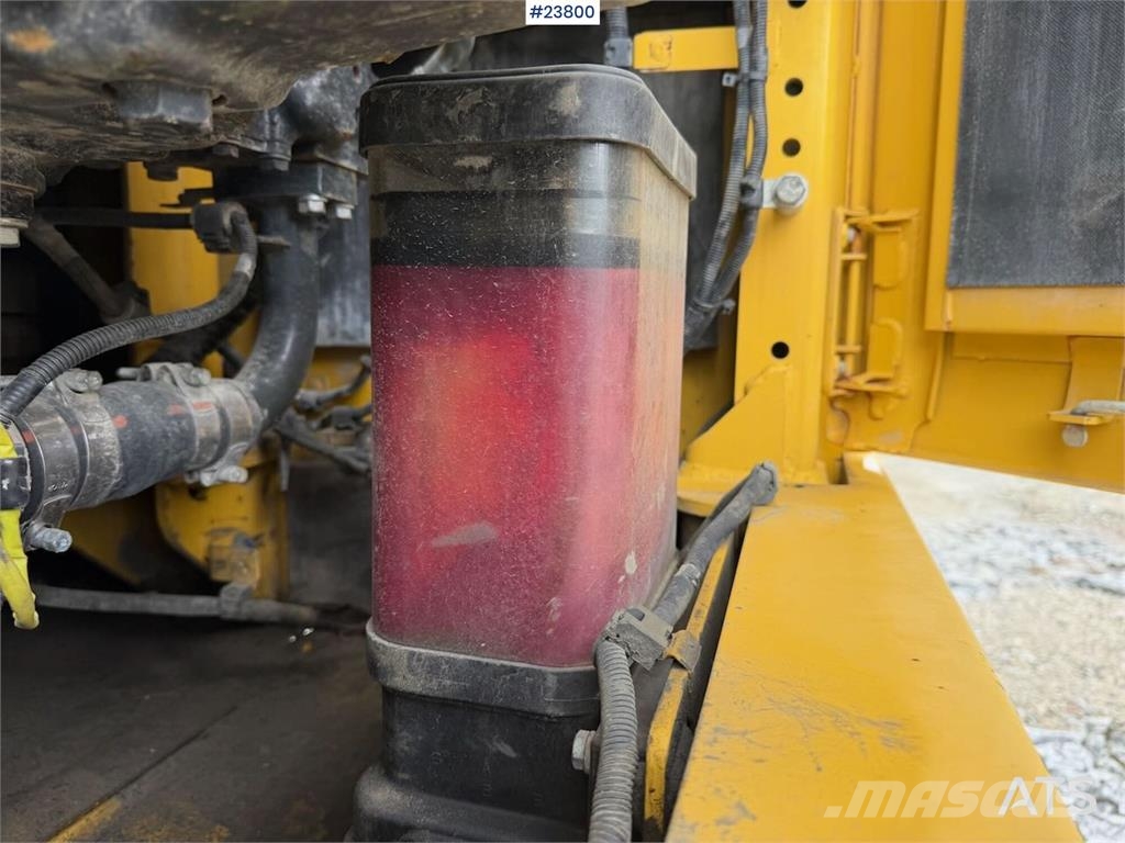 Komatsu PC490LC-11 excavator w/ 2 buckets حفارات زحافة