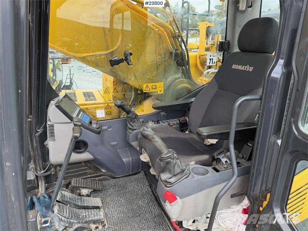 Komatsu PC490LC-11 excavator w/ 2 buckets حفارات زحافة