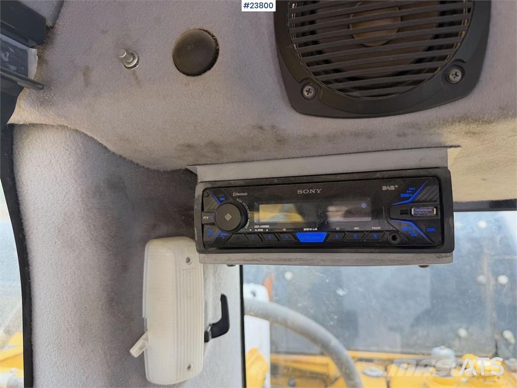 Komatsu PC490LC-11 excavator w/ 2 buckets حفارات زحافة