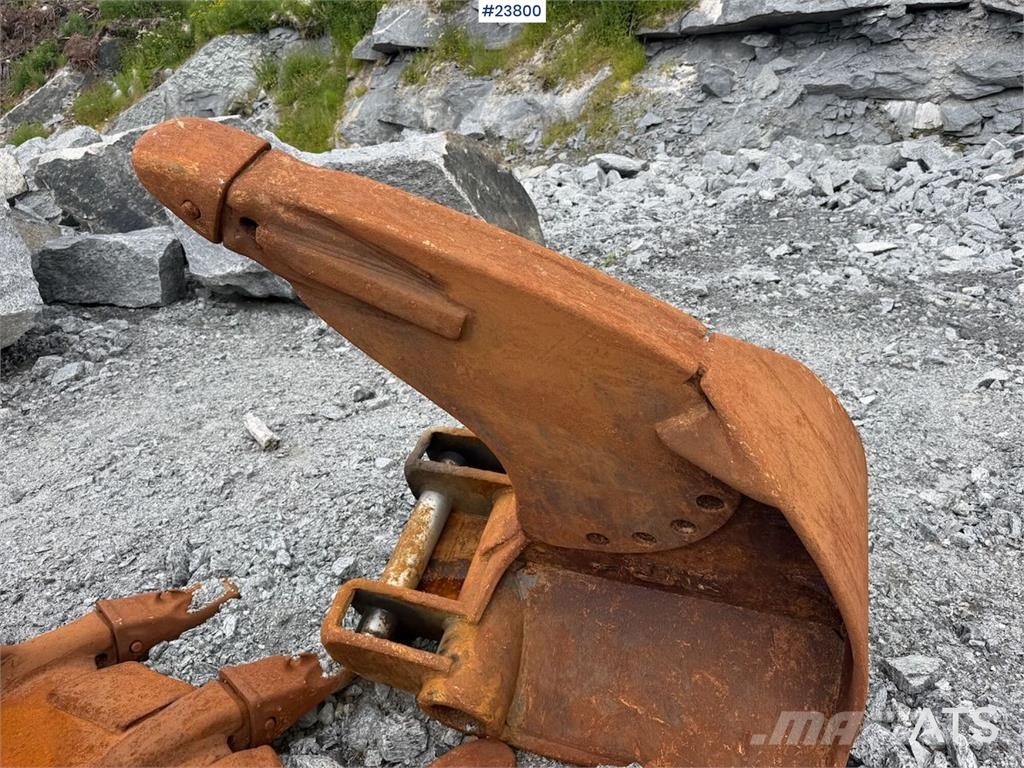 Komatsu PC490LC-11 excavator w/ 2 buckets حفارات زحافة