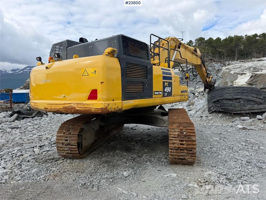 Komatsu PC490LC-11 excavator w/ 2 buckets حفارات زحافة