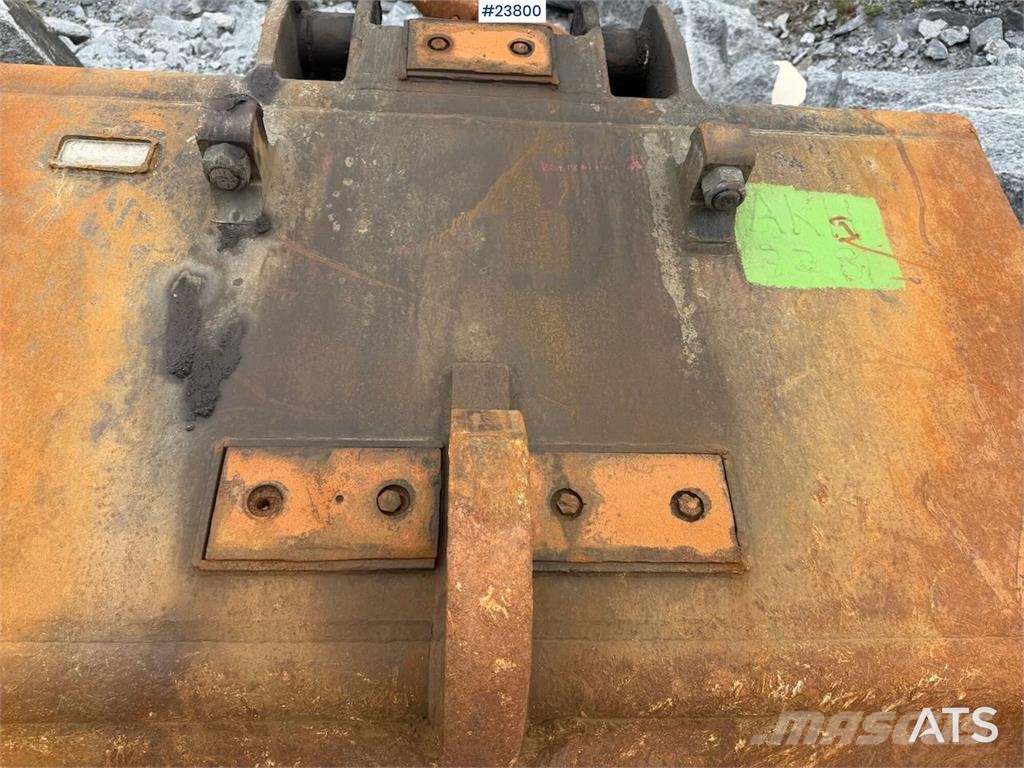 Komatsu PC490LC-11 excavator w/ 2 buckets حفارات زحافة